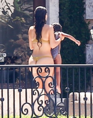 Picture Shows: Kim Kardashian, North West September 19, 2016 **Min ¿300 Web / Online Set Usage Fee** Kim Kardashian and her kids North and Saint enjoy a day poolside with Larsa Pippen in Miami, Florida. Kim showed off her curvy figure in a gold bikini, which slipped down at one point revealing her nipple. **Min ¿300 Web / Online Set Usage Fee** Exclusive UK RIGHTS ONLY Pictures by : FameFlynet UK ¿ 2016 Tel : +44 (0)20 3551 5049 Email : info@fameflynet.uk.com